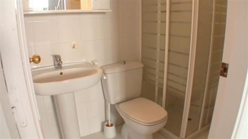 un piccolo bagno con servizi igienici e lavandino di La Platera Villas a L'Estartit