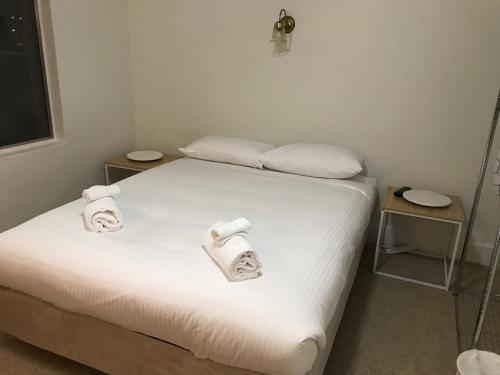 a hotel room with a bed and a lamp at Billabong Wangaratta in Wangaratta