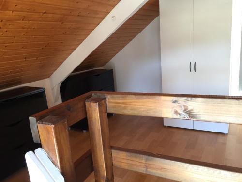 uma cozinha com armários brancos e uma mesa de madeira em Callac gîte P 8 em Plumelec