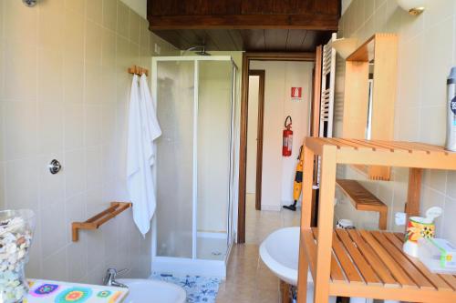 La salle de bains est pourvue d'une douche, de toilettes et d'un lavabo. dans l'établissement Donna Lavinia a Cinecittà, à Rome
