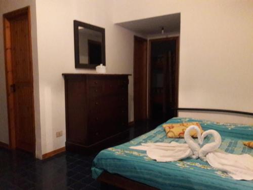 ヴルカーノにあるCasa a vulcano piano isole Eolieのベッドルーム1室(ベッド1台に白鳥のタオル2枚付)