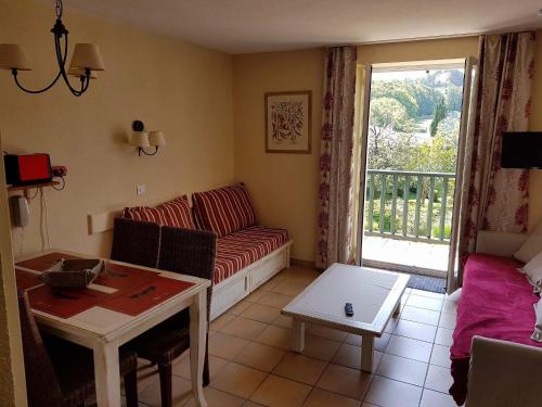 un salon avec un canapé et une table dans l'établissement Domaine de Bordaberry, à Urrugne