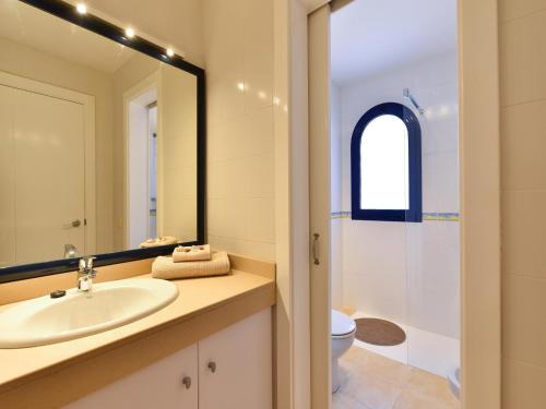メロネラスにあるVilla Feliz 128のバスルーム(洗面台、トイレ、鏡付)