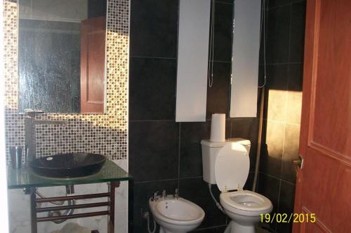 łazienka z toaletą i umywalką w obiekcie Coronda w mieście Coronda
