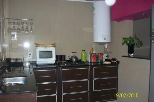 una cucina con un piano di lavoro con un forno a microonde di Coronda a Coronda