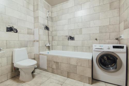 Ένα μπάνιο στο The Best Apartments Faraon on Kharkovskaya 2 room