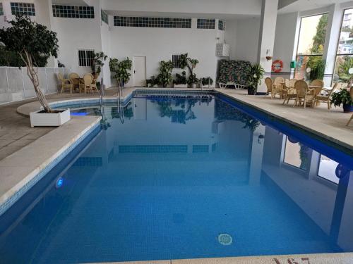 una piscina con agua azul en un edificio en Amazing studio in front of the sea, en Torremolinos