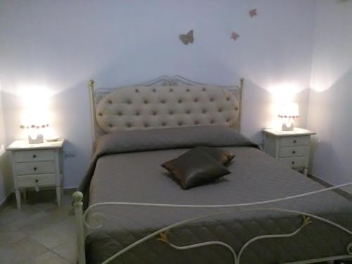 1 dormitorio con 1 cama grande y 2 mesitas de noche en Elisea House, en Oria