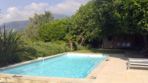 une piscine au milieu d'un jardin dans l'établissement La MoMA 2, à Vence