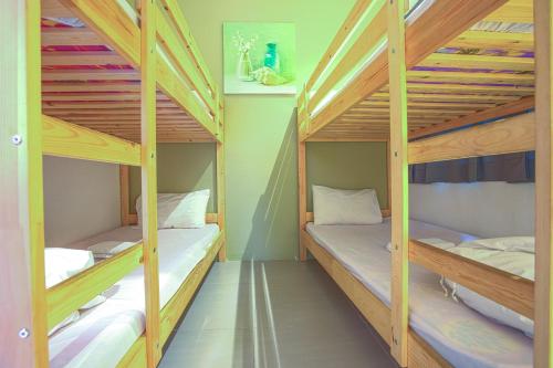 Katil dua tingkat atau katil-katil dua tingkat dalam bilik di DreamScape Apartment @ Golden Hill