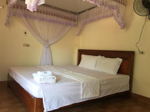a bedroom with a bed with towels on it at Hung Anh Homestay in Ninh Binh