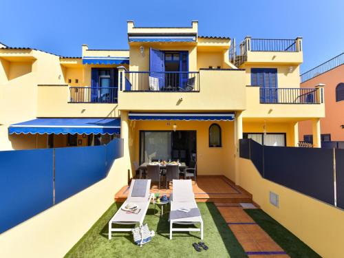 a balcony of a house with a table and chairs at Villa Feliz 44 in Meloneras