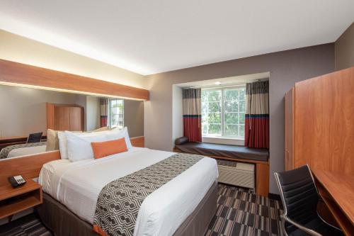 Un pat sau paturi într-o cameră la Microtel Inn & Suites by Wyndham Springfield