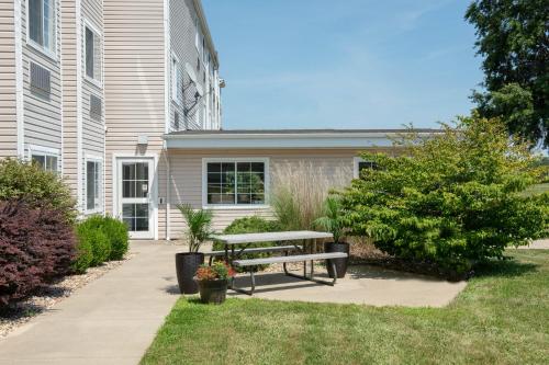 Un jardín fuera de Microtel Inn & Suites by Wyndham Springfield