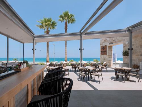 Ресторант или друго място за хранене в Ikones Seafront Luxury Suites