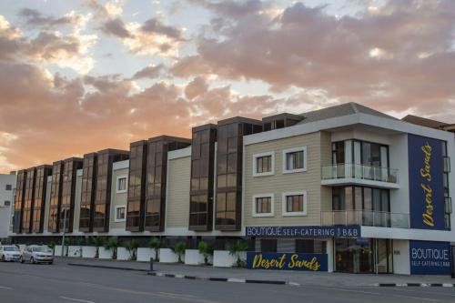 architektoniczne wykonanie budynku o zachodzie słońca w obiekcie Desert Sands Boutique B&B | Self-Catering w mieście Swakopmund