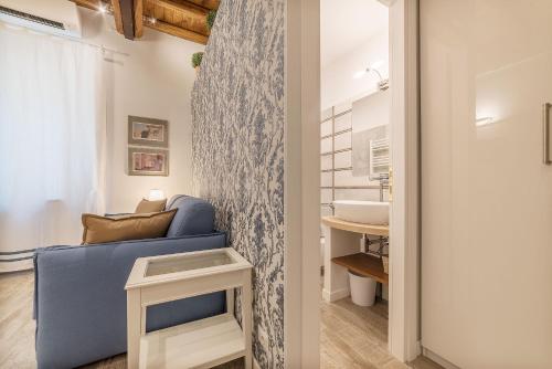 uma sala de estar com um sofá azul e um lavatório em CS Exclusive Campo de Fiori Palace em Roma