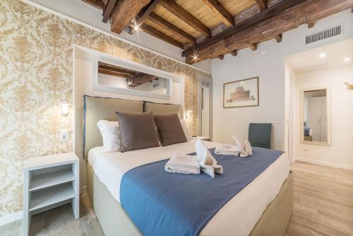 um quarto com uma cama grande com sapatos em CS Exclusive Campo de Fiori Palace em Roma