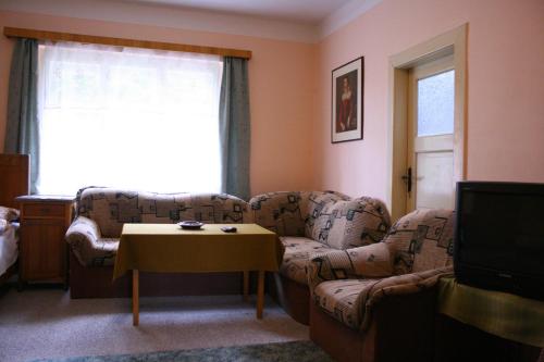 een woonkamer met een bank en een tafel bij Bungalovy a ubytování Ratibořice- Zlíč in Česká Skalice