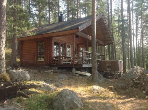 a small wooden cabin in the woods at Kesämökki RUOKOLAHTI in Talkkuna