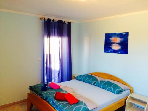 sypialnia z łóżkiem i oknem w obiekcie Apartments Vera w Fažanie