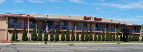 a building with a flag in front of it at South Bay Motel in Copiague