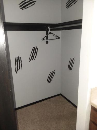 a room with a white wall with black arrows on it at Sunset View Inn L.L.C in Alamo