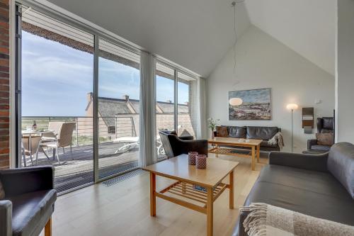 a living room with a couch and a table at Gulirisvej Havneby Rømø in Rømø Kirkeby