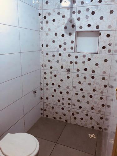 a bathroom with a shower with a toilet in it at Hotel Sublime Brasília l SLEEP HOTÉIS in Taguatinga