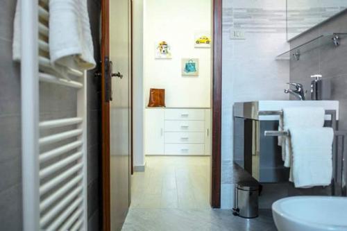 a bathroom with a sink and a counter with towels at casa dei nonni in Murano