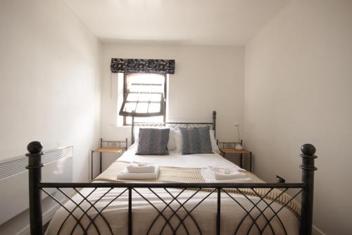 1 dormitorio con 1 cama con 2 toallas en Marina Humber View Apartment, en Hull