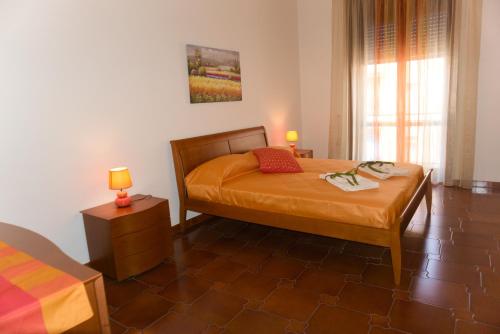 サレルノにあるNeverending Sea Luxury Apartment in Salerno Centerのベッドルーム1室(ベッド1台、ランプ2つ付)