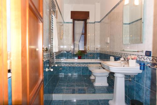サレルノにあるNeverending Sea Luxury Apartment in Salerno Centerのバスルーム(トイレ2つ、シンク、バスタブ付)