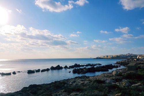 ガリポリにあるMistral Exclusive B&Bの海の岩を眺める