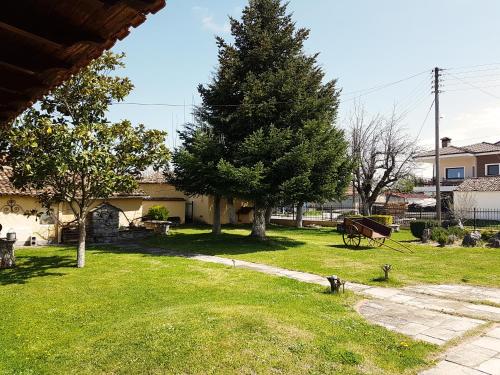 un parque con un banco y un árbol en un patio en Rinas Valley View, en Pteriá