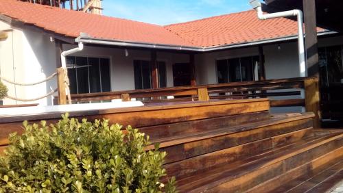 a wooden fence in front of a house at Hospedagem 3 Estrelas in Navegantes