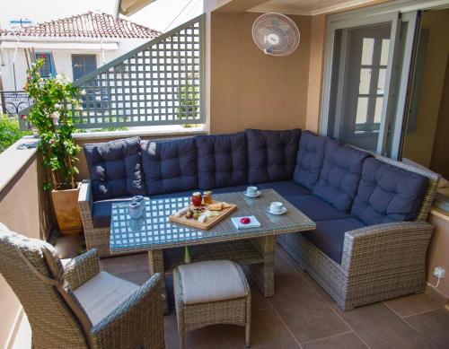 スペツェスにあるvilla aneme Spetsesのリビングルーム(青いソファ、テーブル付)