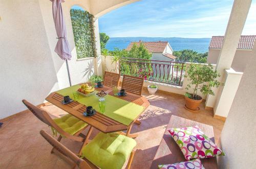 a patio with a table and chairs on a balcony at Apartment Jordan in Duće