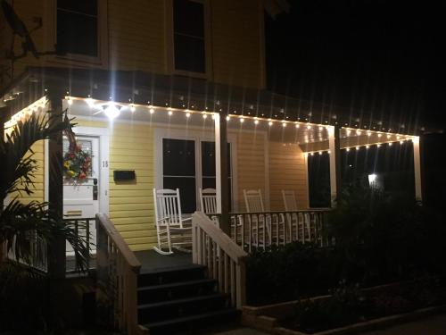 un porche con luces en una casa por la noche en Villa Riberia, en St. Augustine