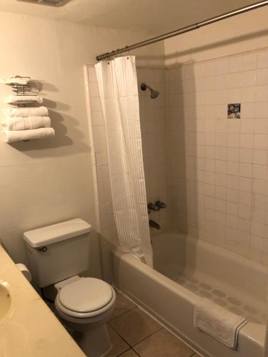Ένα μπάνιο στο King Lodge Motel