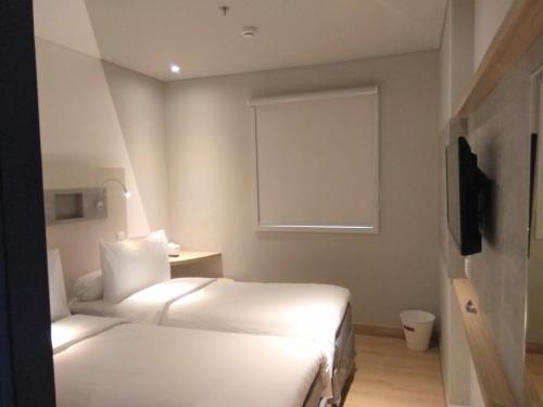 Katil atau katil-katil dalam bilik di ibis budget Surabaya Diponegoro