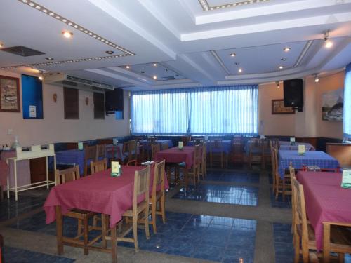 โรงแรมเชียงรุ่ง في شيانج راي: غرفة طعام مع طاولات وكراسي مع مفارش أرجوانية