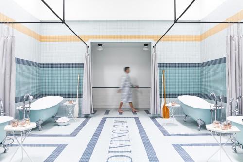 
A bathroom at Calistoga Motor Lodge and Spa
