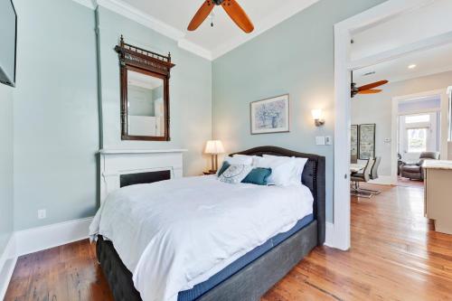 - une chambre avec un grand lit et une cheminée dans l'établissement NOLA Cottage, à La Nouvelle-Orléans