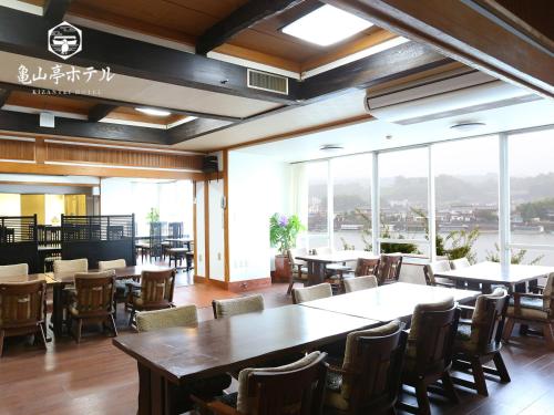 Hita Onsen Kizantei Hotel tesisinde bir restoran veya yemek mekanı