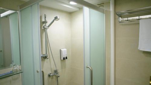 Bathroom sa B&B Mongkok Hotel