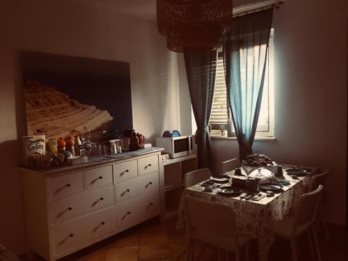 una cucina con tavolo e comò di B&B in Residence "...a due passi dalla Scala dei Turchi" a Porto Empedocle