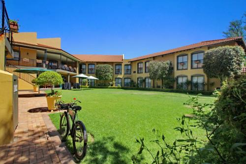 Taman di luar Benvenuto Hotel & Conference Centre