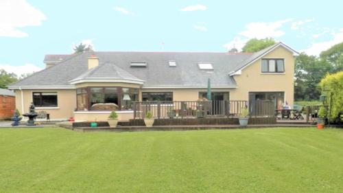 a house with a lawn in front of it at Leabrook House in Castlemaine