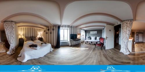 duży pokój z 2 łóżkami i pokój z 2 stołami w obiekcie Au Jardin D'Eloïse w mieście Tréméreuc